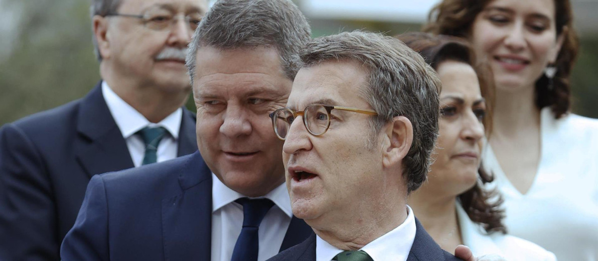El presidente del PP, Alberto Núñez Feijóo, y el presidente de Castilla La-Mancha, Emiliano García Page, en una foto de archivo