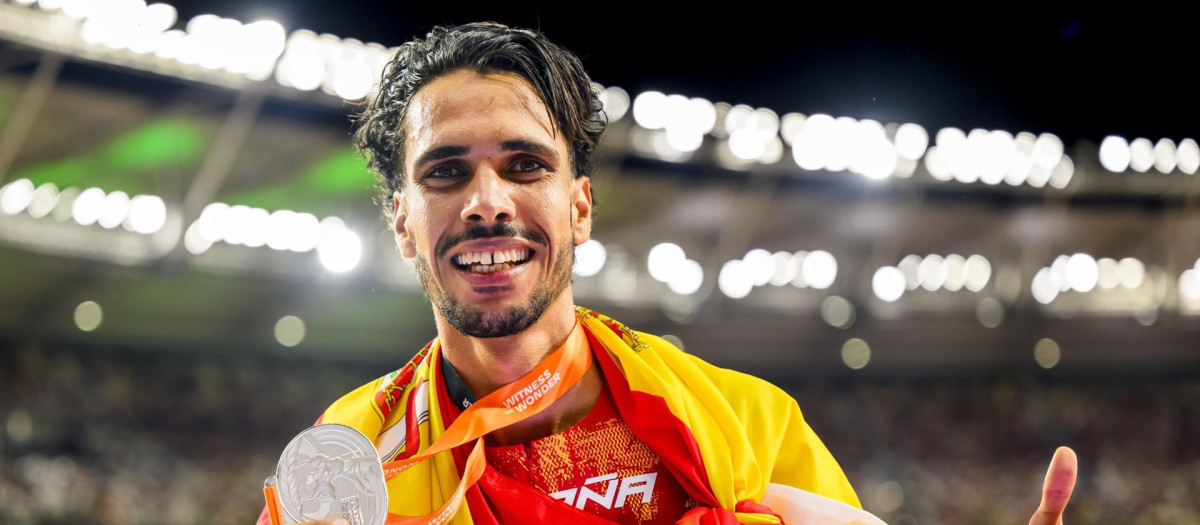 Mohamed Katir posa con la medalla de plata en el Mundial de atletismo de Budapest