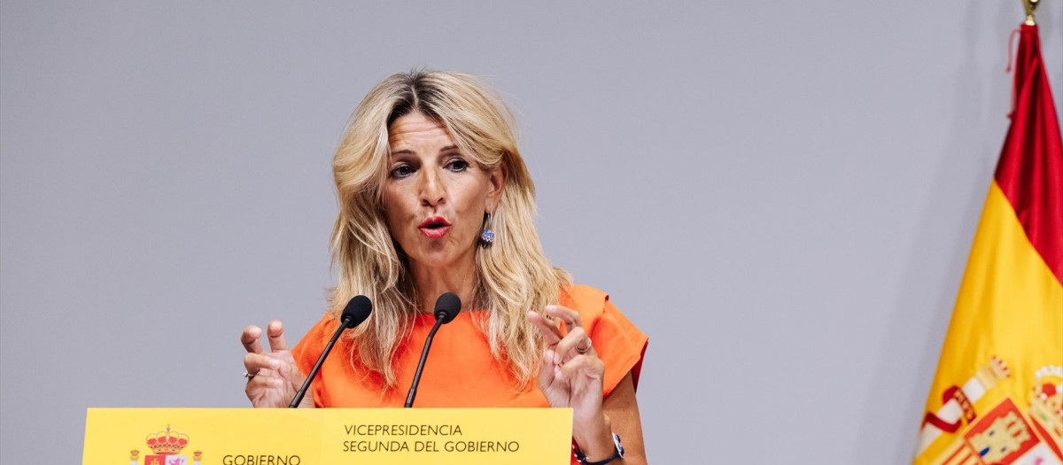 La vicepresidenta segunda y ministra de Trabajo y Economía Social en funciones, Yolanda Díaz, ofrece una rueda de prensa tras una reunión en la sede del Ministerio, a 28 de agosto de 2023, en Madrid (España). Yolanda Díaz mantiene hoy encuentros con la presidenta del sindicato mayoritario del fútbol femenino (Futpro), con representantes de la Asociación de Futbolistas Españoles (AFE) y con una delegación de la Liga de Fútbol Femenino, según ha informado el Ministerio de Trabajo en un comunicado. En concreto, el objetivo del encuentro entre Díaz y Gutiérrez es ahondar en la situación en la que se encuentran las condiciones laborales de las jugadoras.
28 AGOSTO 2023;MADRID;YOLANDA DIAZ;SINDICATO MAYORITARIO FUTBOL FEMENINO;CASO RUBIALES
Carlos Luján / Europa Press
28/8/2023