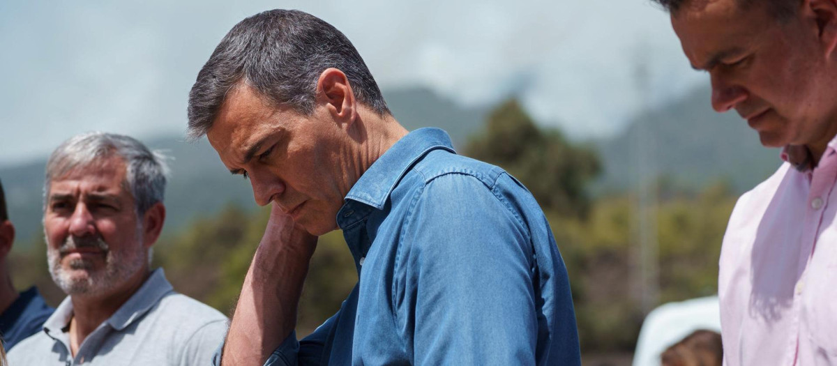 Pedro Sánchez, junto al presidente de Canarias, Fernando Clavijo
