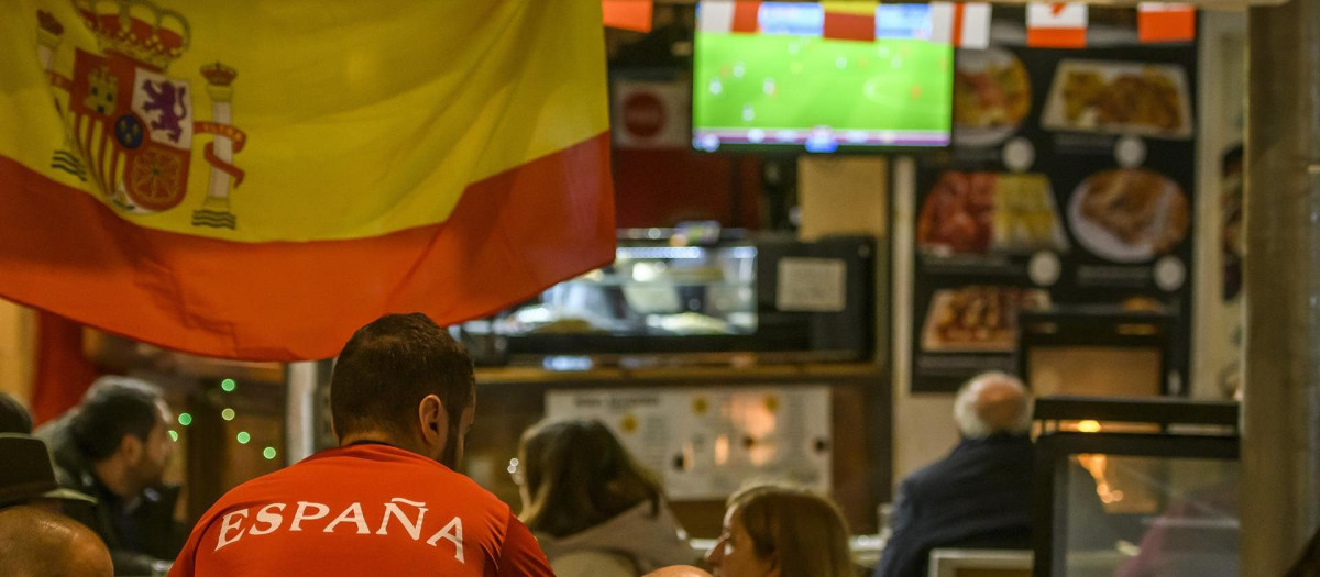 Ambiente en un bar durante un partido de fútbol