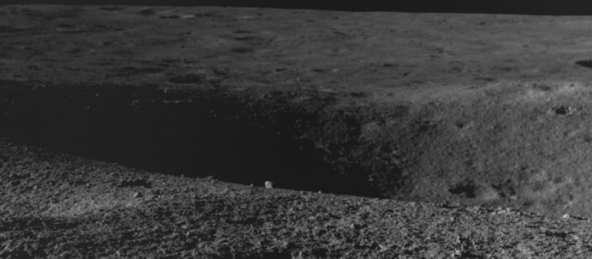Una de las imágenes tomadas por el aterrizador lunar de Chandrayaan-3 durante su descenso a la superficie del satélite