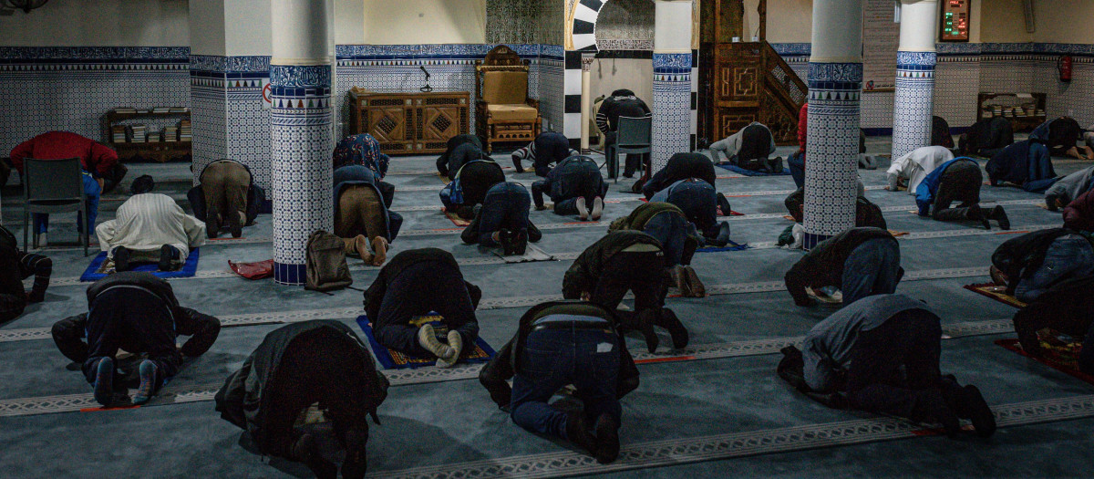 Musulmanes rezando durante el mes del Ramadán