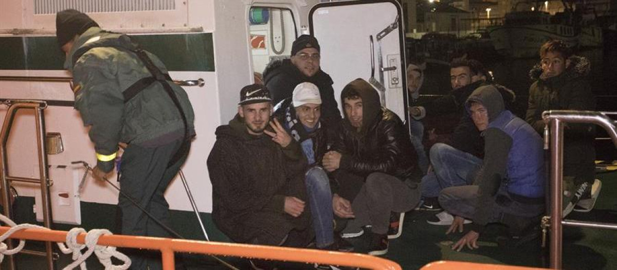 Varios inmigrantes ilegales magrebíes, a bordo de una patrullera de la Guardia Civil