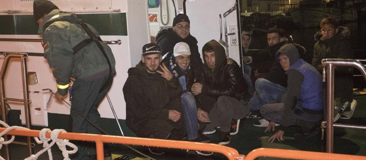 Varios inmigrantes ilegales magrebíes, a bordo de una patrullera de la Guardia Civil