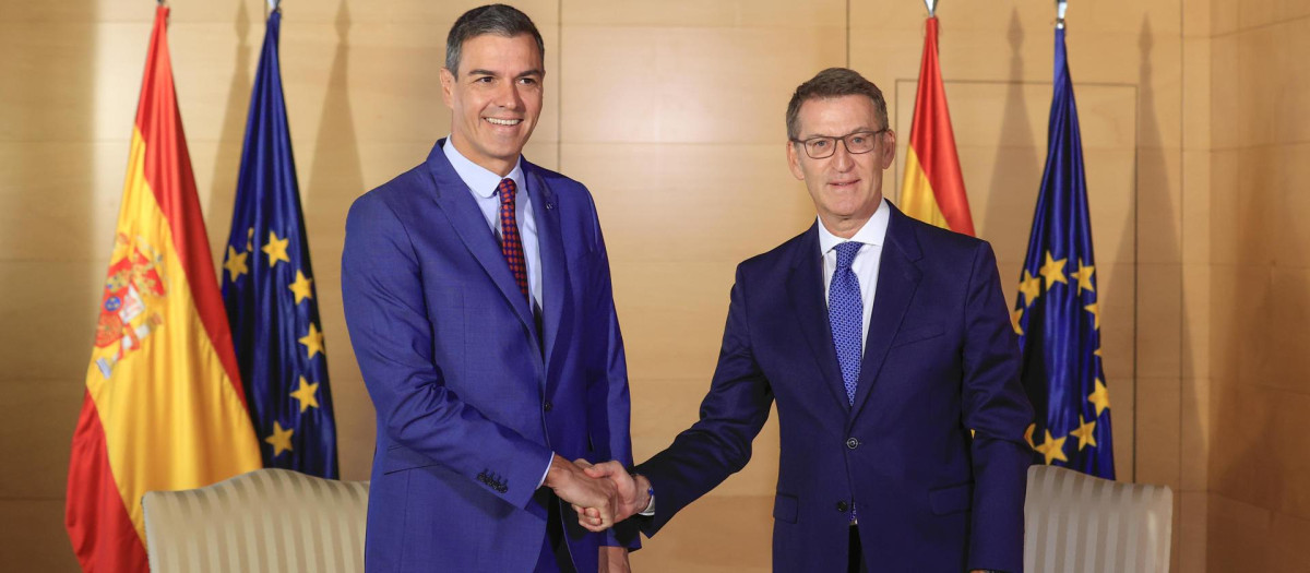 MADRID, 30/08/2023.- El líder del PP, Alberto Núñez Feijóo (d), y el presidente del Gobierno en funciones y secretario general del PSOE, Pedro Sánchez, al inicio de la reunión mantenida este miércoles en el Congreso. Feijóo abre la ronda de contactos con los dirigentes políticos de cara a un debate para el que no cuenta con los apoyos suficientes para ser elegido, a falta de cuatro votos. EFE/Zipi Aragón