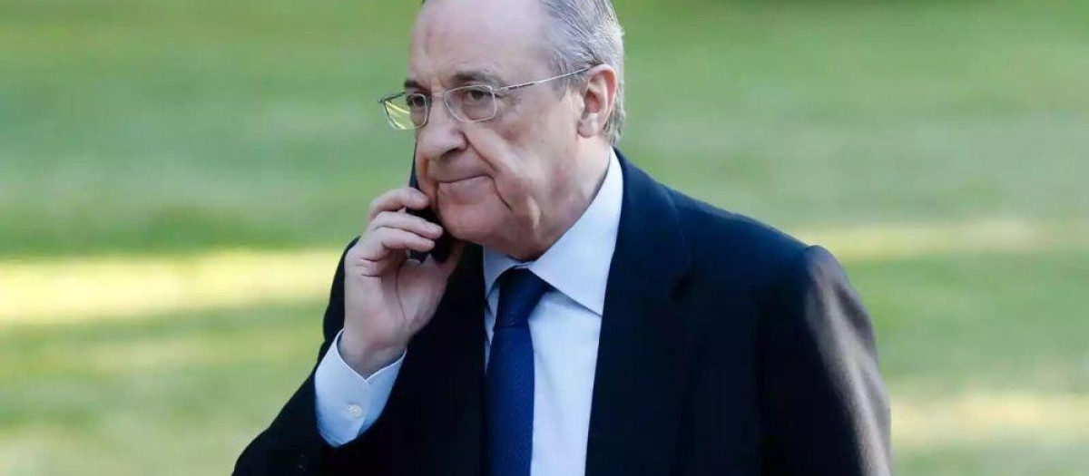 Florentino Pérez hablando por teléfono