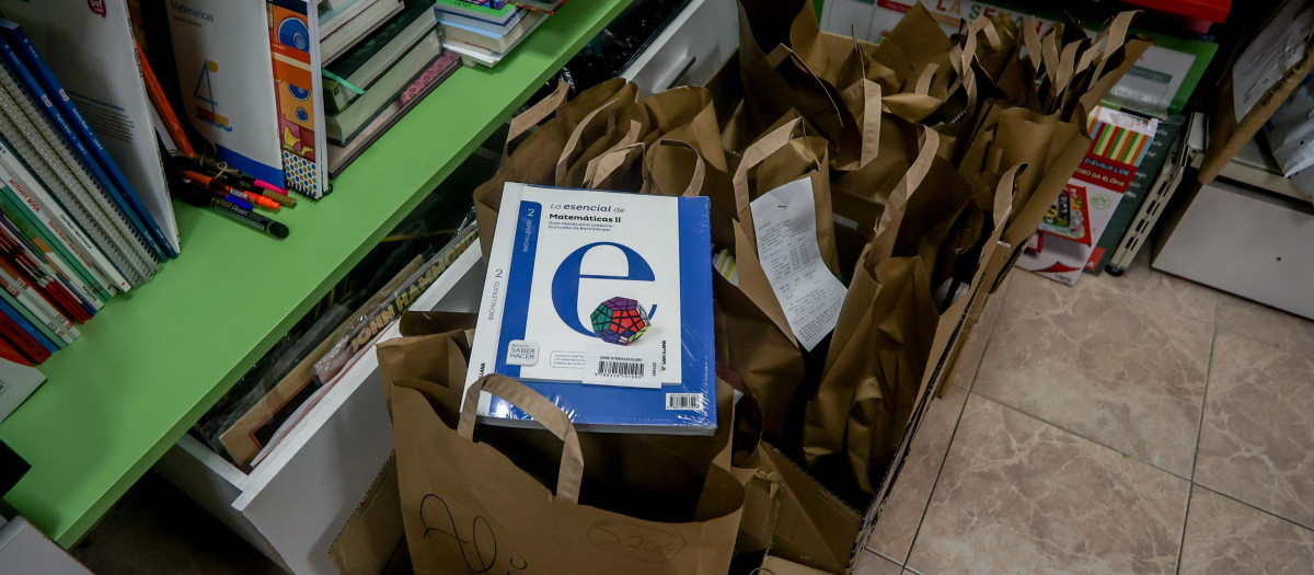 Libros de texto reservados en la librería-papelería Zepol, de Madrid