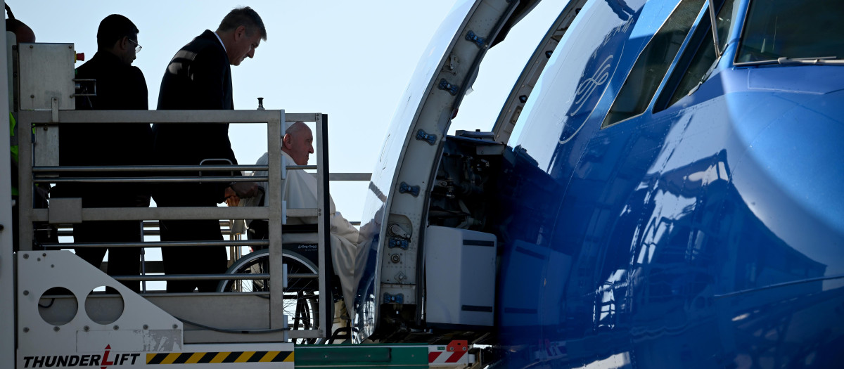 El Papa Francisco, en su entrada al avión