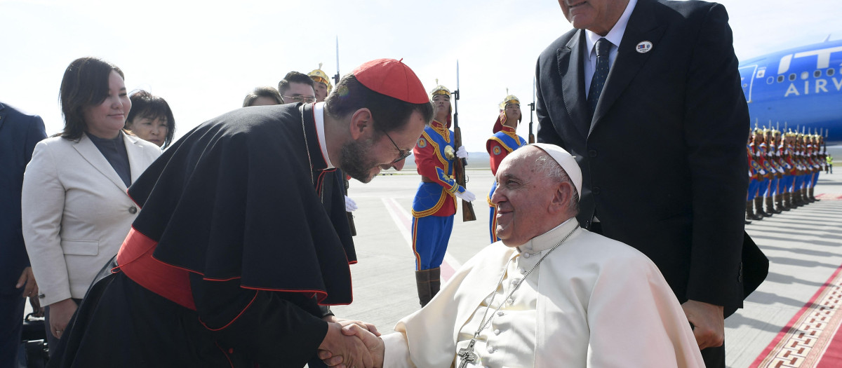 Para Francisco, Mongolia es un país que "parece no tener fin" y que, pese a que sus habitantes "son pocos", son un pueblo "con una gran cultura". "Nos hará bien comprender este silencio, tan largo, tan grande", ha agregado, insistiendo en que el viaje "ayudará a entender" lo que el país significa, "pero no intelectualmente". Así, ha sugerido escuchar la música de Borodín, un músico que, en palabras de Bergolio, "supo expresar lo que significa esta longitud y grandeza de Mongolia". En el usual intercambio de dones con los profesionales de la información, la periodista española Eva Fernández, corresponsal de radio COPE, ha mostrado al Pontífice una cantimplora con signos de guerra que pertenece a un soldado ucraniano que se salvó de una explosión. El Santo Padre la ha bendecido y será devuelta a una iglesia de Leópolis a la que el militar acudió para dar gracias por haberse salvado.