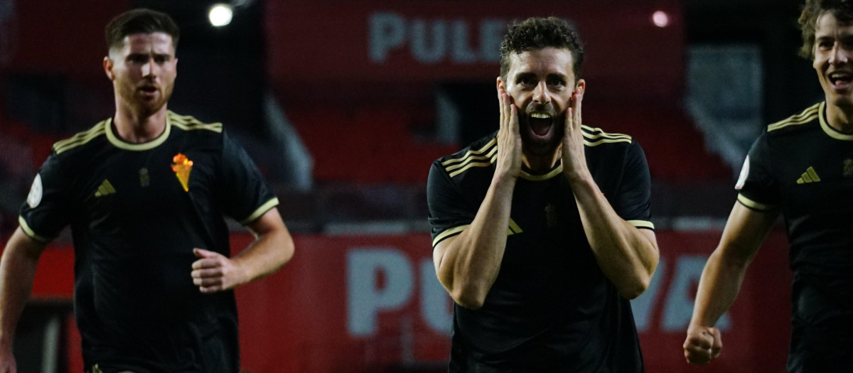 Rodri Ríos celebra su primer gol con el Real Murcia en liga