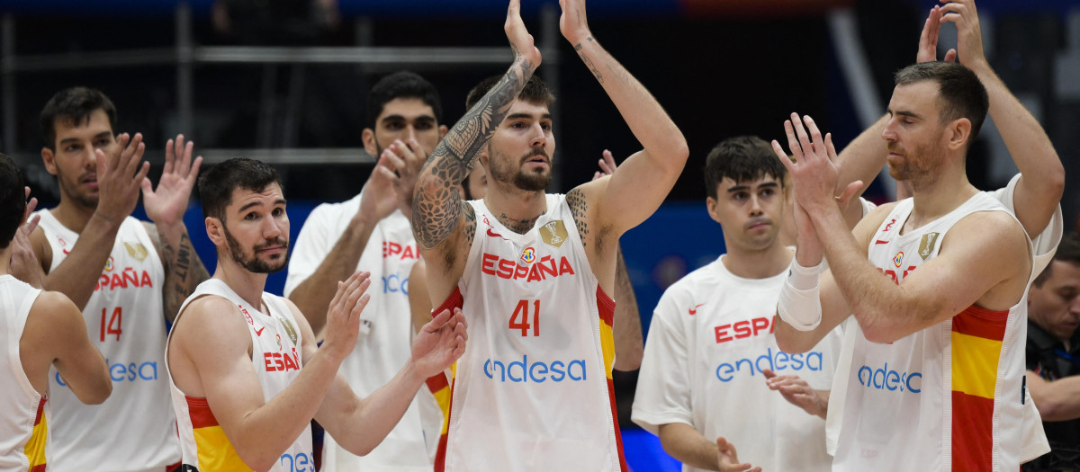 Los jugadores de la selección española agradecen el apoyo a sus aficionados tras perder frente a Letonia