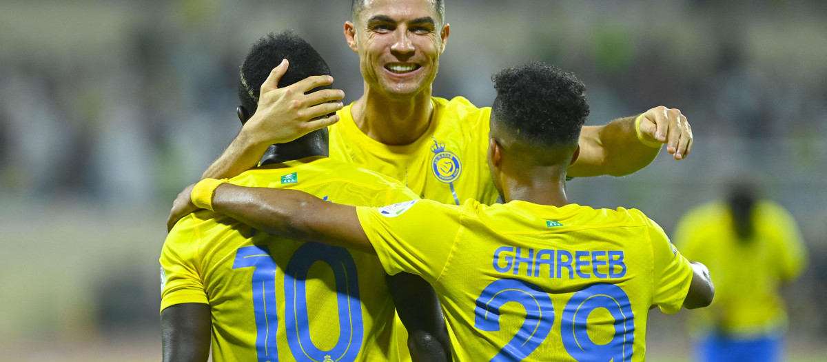 Cristiano Ronaldo abraza a sus compañeros del Al-Nassr