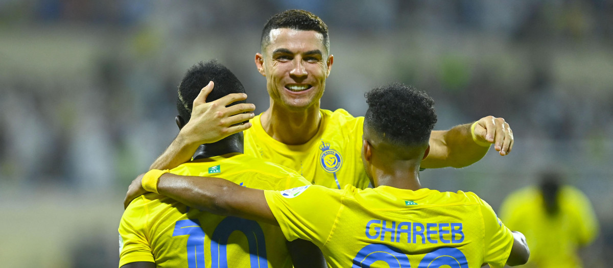 Cristiano Ronaldo abraza a sus compañeros del Al-Nassr