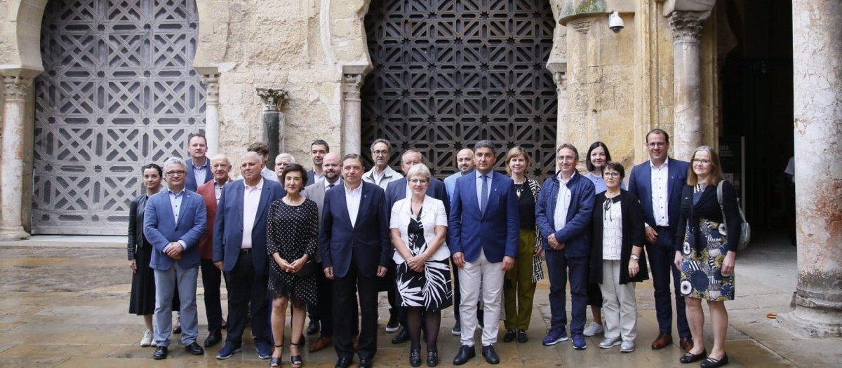 Los ministros de Agricultura de la UE posan ante la Mezquita Catedral