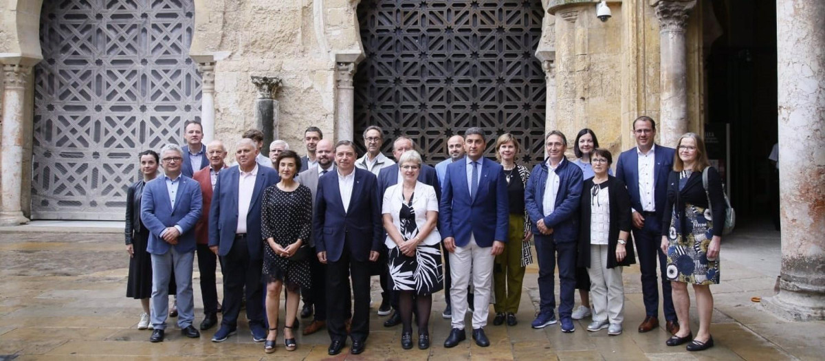 Los ministros de Agricultura de la UE posan ante la Mezquita Catedral