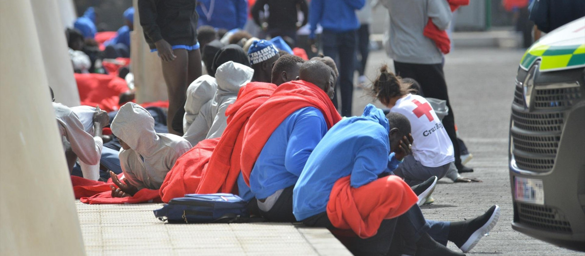 Varios inmigrantes son atendidos por los servicios de emergencias, en el Puerto de la Restinga, a 11 de agosto de 2023, en El Pinar de El Hierro