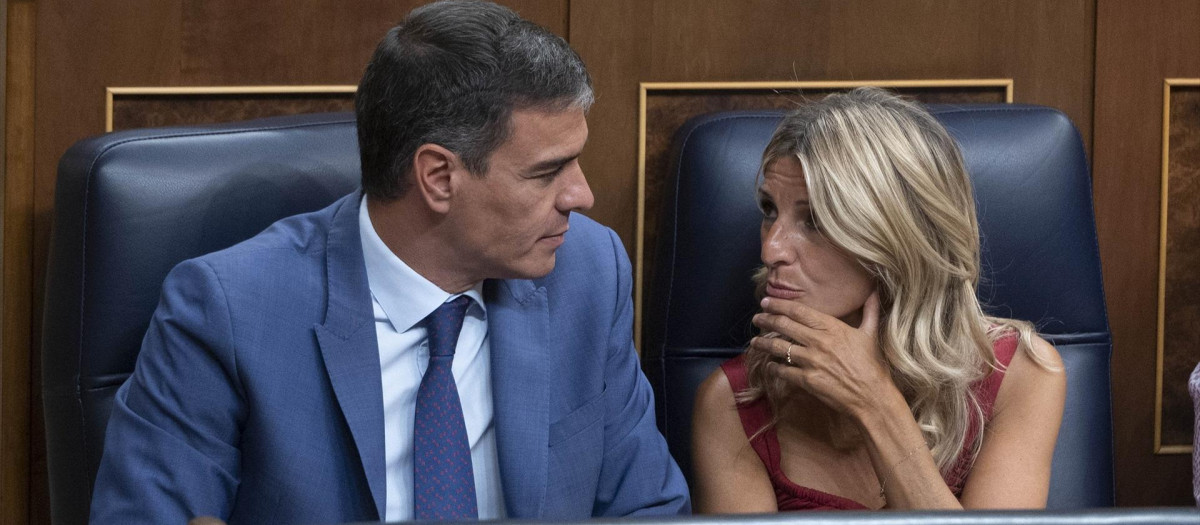 La ministra de Trabajo en funciones, Yolanda Díaz, dialoga con el presidente en funciones, Pedro Sánchez.