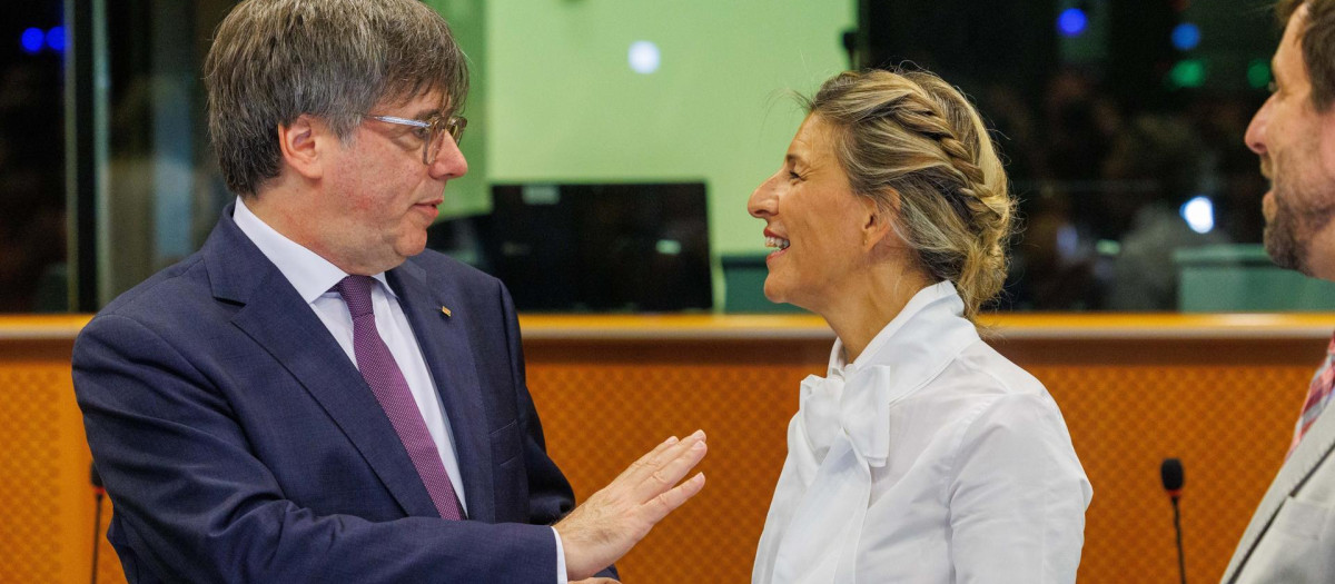 Yolanda Díaz y Carles Puigdemont en el Parlamento Europeo