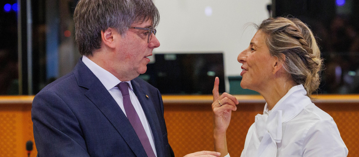 Carles Puigdemont y Yolanda Díaz, durante su reunión en el Parlamento Europeo