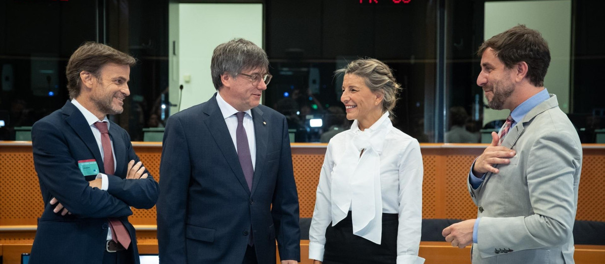 La vicepresidenta segunda del Gobierno y ministra de Trabajo en funciones, Yolanda Díaz (2d), el líder de Junts y eurodiputado, Carles Puigdemont (2i), el dirigente de En Comú Podem, Jaume Asens (1i) y el eurodiputado Antoni Comín (1d) durante un encuentro en el Parlamento europeo, a 4 de septiembre de 2023, en Bruselas (Bélgica). La vicepresidenta segunda del Gobierno y líder de Sumar se ha reunido con el expresident de la Generalit, Carles Puigdemont, quien se encuentra huido de la justicia, han finalizado su encuentro este lunes en el Parlamento Europeo en Bruselas "optimistas" y han asegurado que habrá más reuniones.
04 SEPTIEMBRE 2023;SUMAR;JUNTS;INVESTIDURA;REUNIÓN;CATALUNYA;CATALUÑA
SUMAR
04/9/2023