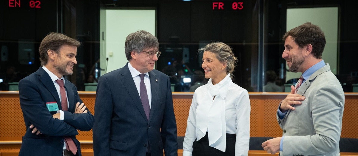 La vicepresidenta segunda del Gobierno y ministra de Trabajo en funciones, Yolanda Díaz (2d), el líder de Junts y eurodiputado, Carles Puigdemont (2i), el dirigente de En Comú Podem, Jaume Asens (1i) y el eurodiputado Antoni Comín (1d) durante un encuentro en el Parlamento europeo, a 4 de septiembre de 2023, en Bruselas (Bélgica). La vicepresidenta segunda del Gobierno y líder de Sumar se ha reunido con el expresident de la Generalit, Carles Puigdemont, quien se encuentra huido de la justicia, han finalizado su encuentro este lunes en el Parlamento Europeo en Bruselas "optimistas" y han asegurado que habrá más reuniones.
04 SEPTIEMBRE 2023;SUMAR;JUNTS;INVESTIDURA;REUNIÓN;CATALUNYA;CATALUÑA
SUMAR
04/9/2023