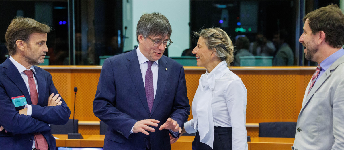 Jaume Asens, Carles Puigdemont, Yolanda Díaz y Toni Comín, momentos antes de empezar la reunión