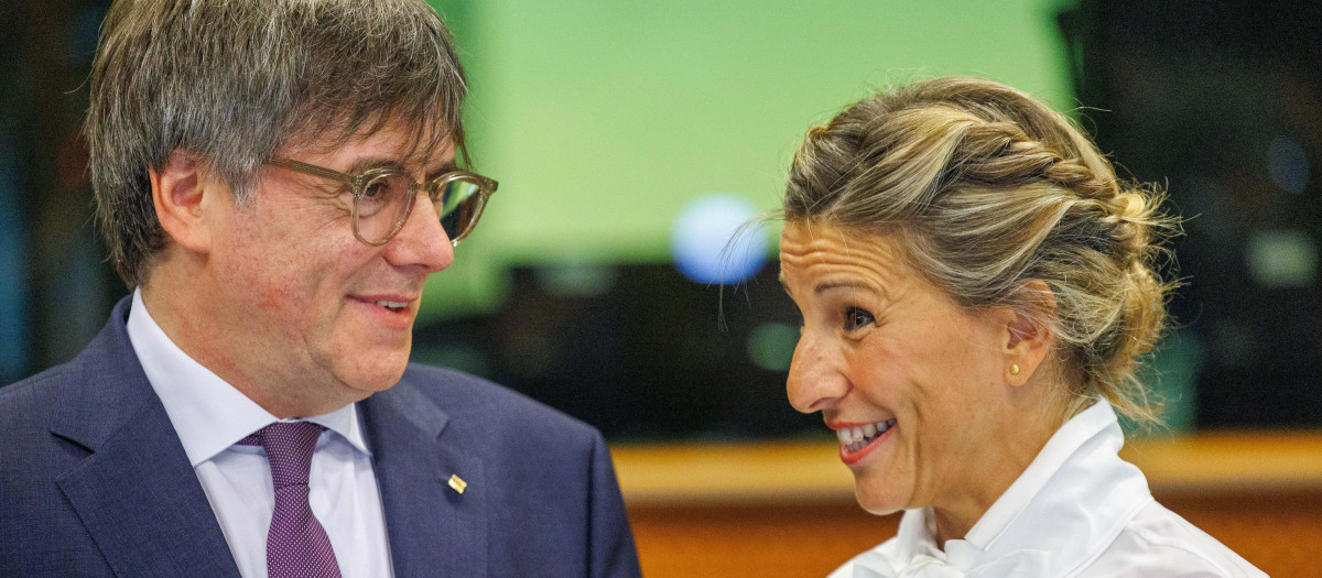 Carles Puigdemont y Yolanda Díaz, durante su reunión en el Parlamento Europeo