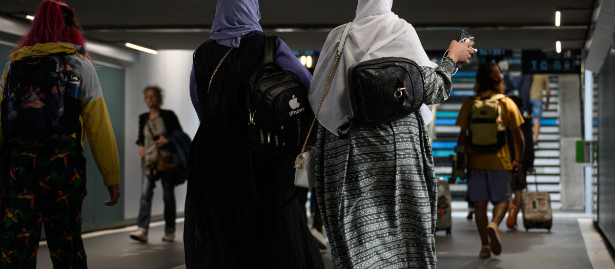 Las mujeres usan Abayas mientras caminan por un paso subterráneo en Nantes, oeste de Francia