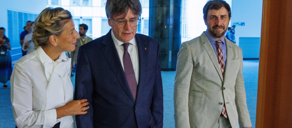 La imagen de Yolanda Díaz con Puigdemont y Comín, dos prófugos de la Justicia