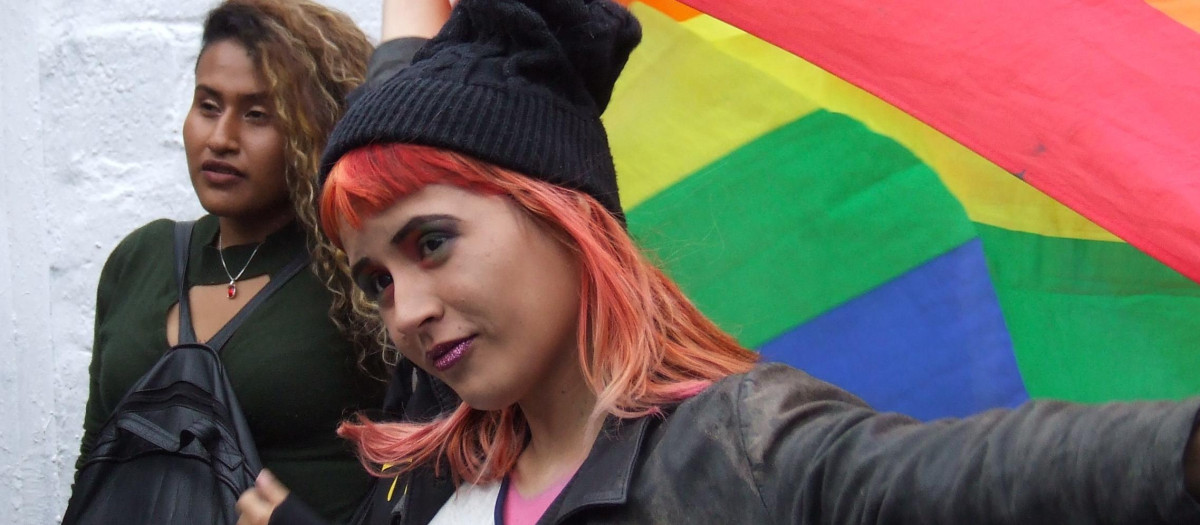 Una pareja en una protesta pro LGTB