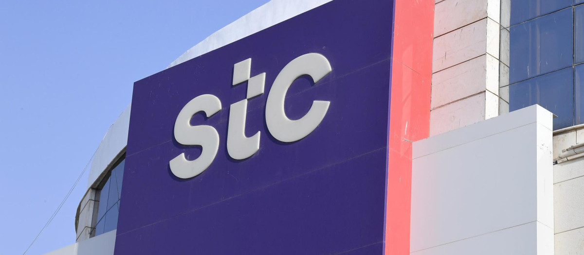 Logo de STC en una de las oficinas de la compañía en Riad.