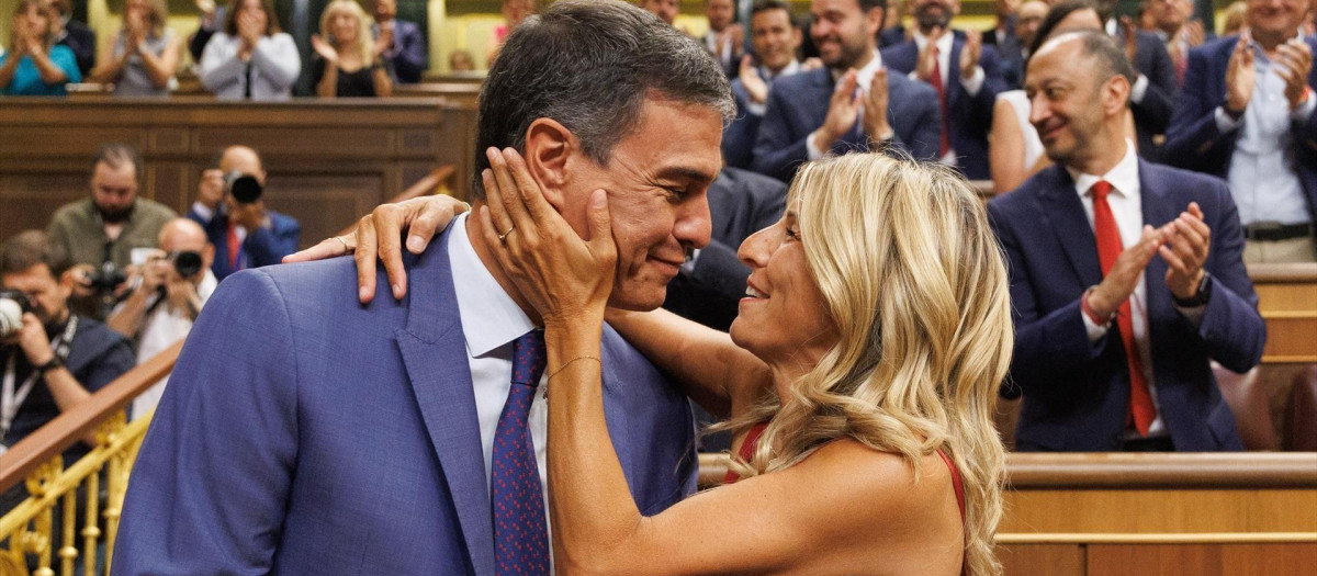 El presidente del Gobierno en funciones y secretario general del PSOE, Pedro Sánchez y la líder de Sumar, Yolanda Díaz durante la Sesión Constitutiva de la XV Legislatura en el Congreso de los Diputados, a 17 de agosto de 2023, en Madrid (España). Los diputados de la formación han llegado a la Cámara Baja tras celebrar una reunión interna en la que han decidido apoyar a la candidata socialista a la Presidencia del Congreso. El Congreso de los Diputados y el Senado surgidos de las elecciones generales del 23 de julio celebran hoy sus sesiones constitutivas, las primeras de la legislatura. Hoy toman posesión de sus cargos los 350 diputados elegidos en los comicios del 23 de julio, acatando la Constitución, y votando a los nueve miembros de la Mesa de la Cámara. Al no estar aún constituidos los órganos de la Cámara se ha configurado una Mesa de Edad para dirigir esta sesión.
17 AGOSTO 2023;CORTES;CONGRESO;CONSTITUCIÓN;SESIÓN CONSTITUTIVA;VOTACIÓN;GOBIERNO;MESA
Eduardo Parra / Europa Press
17/8/2023