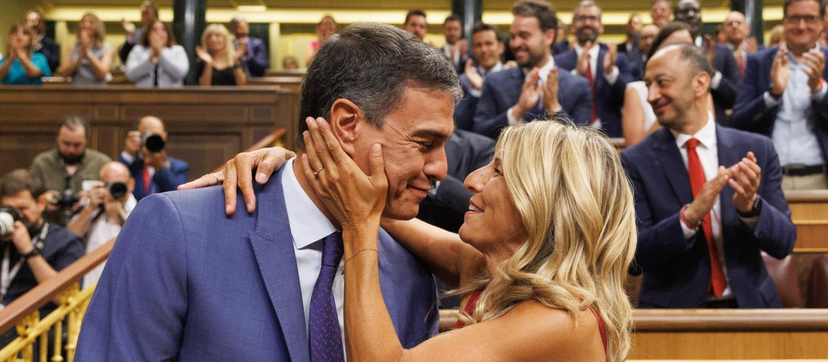 El presidente del Gobierno en funciones y secretario general del PSOE, Pedro Sánchez y la líder de Sumar, Yolanda Díaz durante la Sesión Constitutiva de la XV Legislatura en el Congreso de los Diputados, a 17 de agosto de 2023, en Madrid (España). Los diputados de la formación han llegado a la Cámara Baja tras celebrar una reunión interna en la que han decidido apoyar a la candidata socialista a la Presidencia del Congreso. El Congreso de los Diputados y el Senado surgidos de las elecciones generales del 23 de julio celebran hoy sus sesiones constitutivas, las primeras de la legislatura. Hoy toman posesión de sus cargos los 350 diputados elegidos en los comicios del 23 de julio, acatando la Constitución, y votando a los nueve miembros de la Mesa de la Cámara. Al no estar aún constituidos los órganos de la Cámara se ha configurado una Mesa de Edad para dirigir esta sesión.
17 AGOSTO 2023;CORTES;CONGRESO;CONSTITUCIÓN;SESIÓN CONSTITUTIVA;VOTACIÓN;GOBIERNO;MESA
Eduardo Parra / Europa Press
17/8/2023