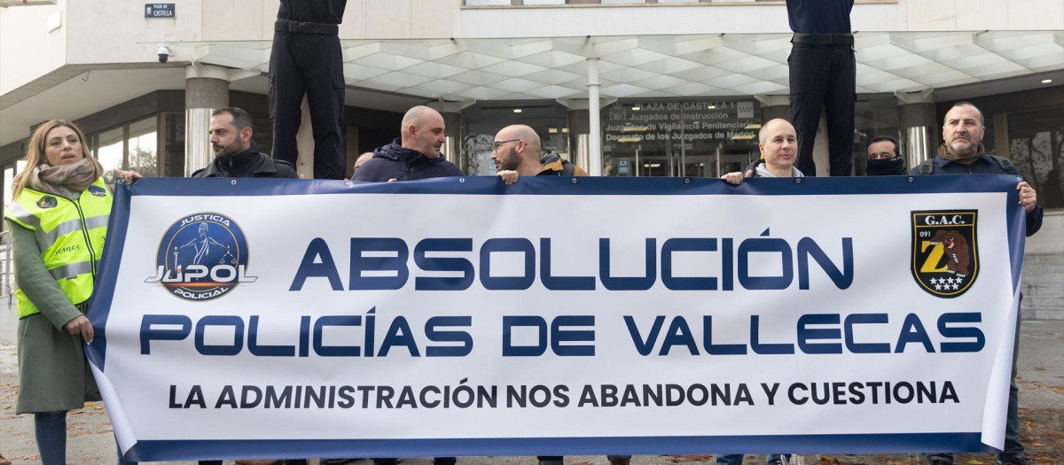 Agentes del sindicato policial protestan por la acusación contra tres agentes que serán juzgados por la muerte de un agresor