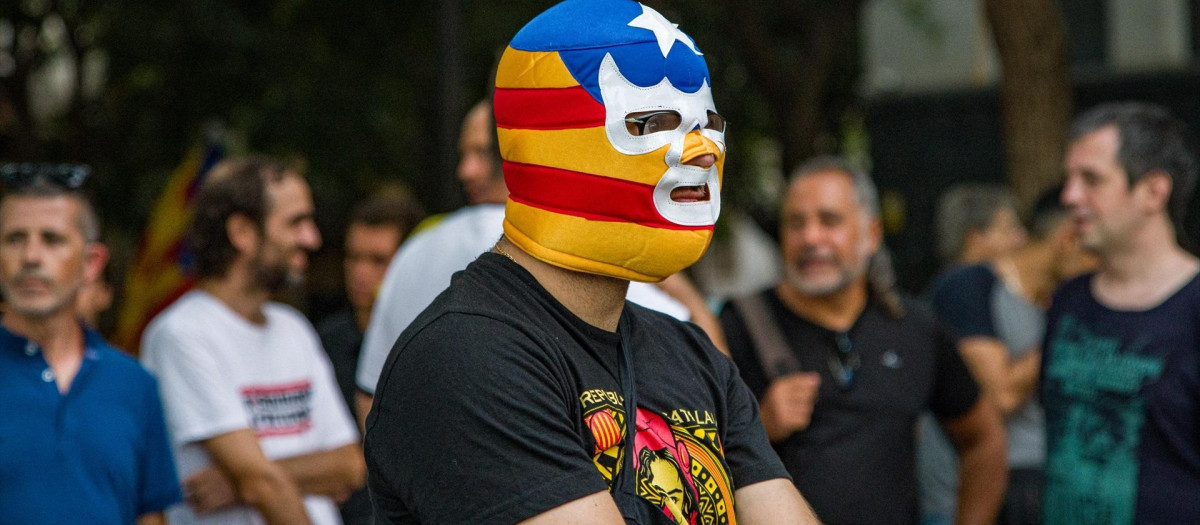 Varios personas durante la manifestación convocada por la Taula de l'Esquerra Independentista --formada por CUP, Arran, Alerta Solidària, COS, SEPC y Endavant– con motivo de la Diada, Día de Catalunya, a 11 de septiembre de 2022, en Barcelona, Catalunya (España). El proceso independentista cumple hoy 10 años, cuando, tras dos ediciones a medio gas debido a la pandemia, la izquierda independentista quiere hacer de la Diada "un nuevo espacio de encuentro y lucha".  La convocatoria se produce en un contexto de tensión en el independentismo al comienzo de un curso político que estará marcado por las elecciones municipales de mayo.
Lorena Sopêna / Europa Press
(Foto de ARCHIVO)
11/9/2022