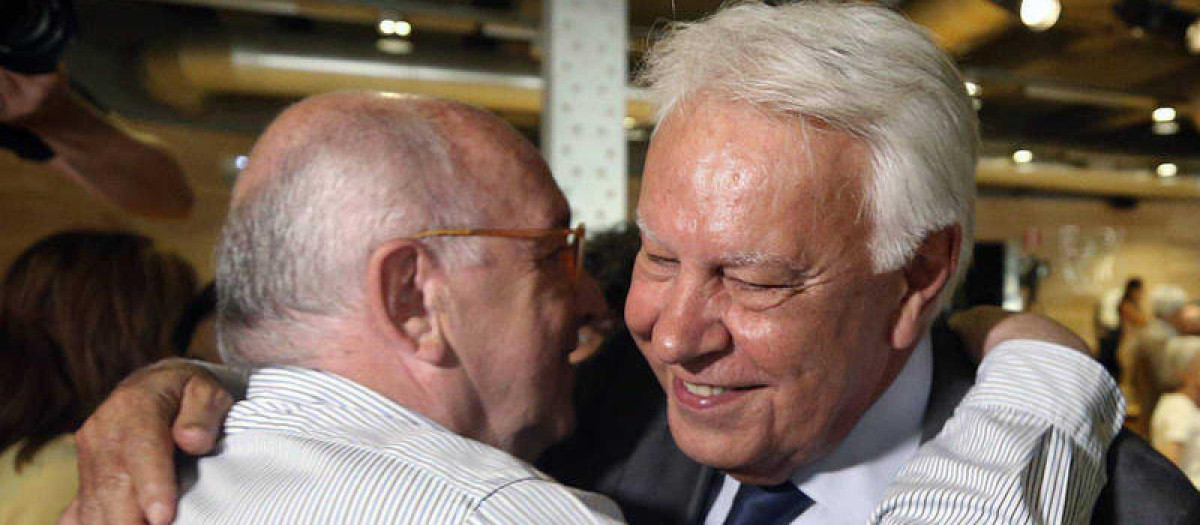 Felipe González y Joaquín Almunia, abrazándose