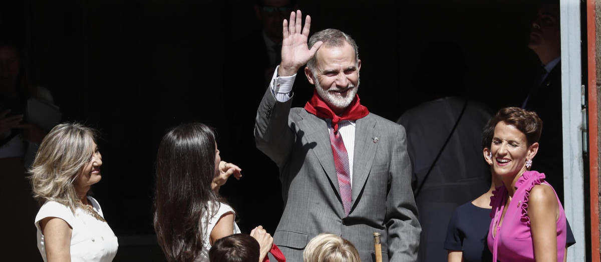 PAMPLONA, 08/09/2023.- El rey Felipe con un pañuelo rojo en el cuello junto a la reina Letizia y la presidenta de Navarra, María Chivite (d), a su salida de la catedral de Pamplona, visitada dentro de los actos oficiales de la conmemoración del 600 aniversario del Privilegio de la Unión, por el que los tres burgos de la ciudad se unieron en una sola entidad. EFE/Jesús Diges