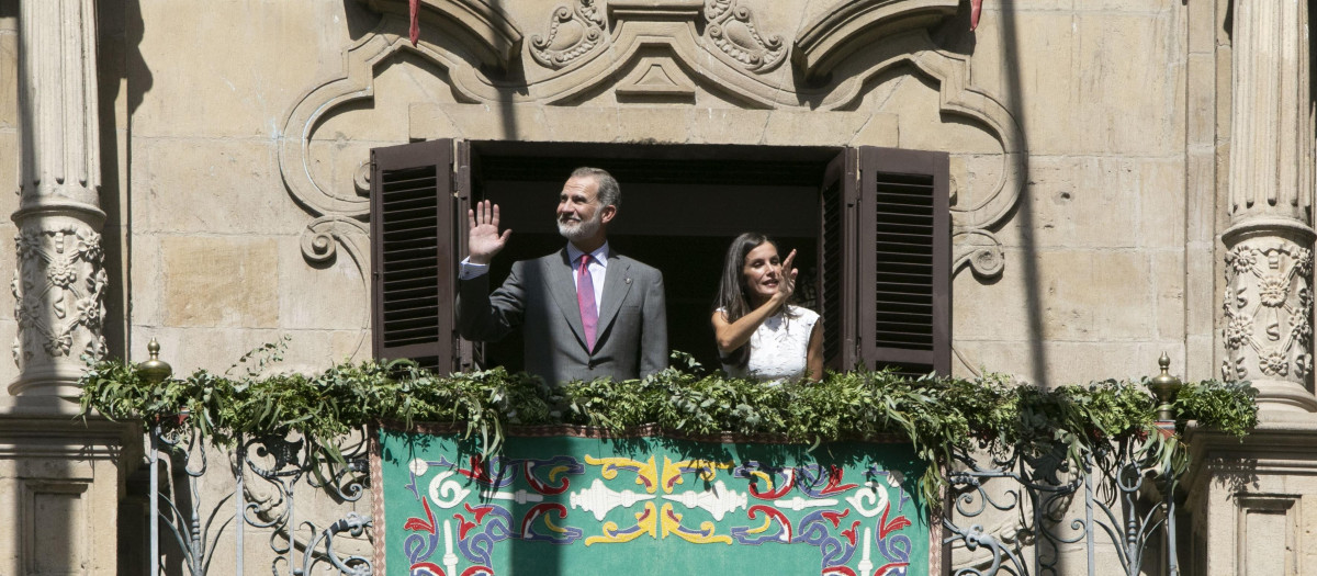 El Rey Felipe VI saluda a varias personas antes de entrar a la Catedral de Santa María la Real de Pamplona, a 8 de septiembre de 2023, en Pamplona, Navarra (España). Los Reyes han viajado hasta Pamplona para participar en los actos que conmemoran el 600º aniversario del Privilegio de la Unión,que es un tratado mediante el que los tres burgos de la ciudad en la Edad Media: la Ciudad de la Navarrería, el Burgo de San Cernin y la Población de San Nicolás, se unieron en una sola entidad tras haber mantenido fuertes disputas que incluyeron enfrentamientos armados. El rey Carlos III el Noble, el 8 de septiembre de 1423 otorgó lo que sería la carta fundacional de la ciudad moderna, génesis de la Pamplona actual.
08 SEPTIEMBRE 2023;COMUNIDAD;FORAL;NAVARRA;REY;
Eduardo Sanz / Europa Press
08/9/2023