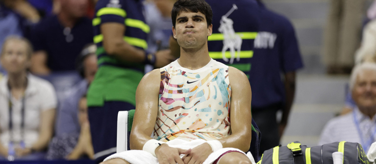 Carlos Alcaraz pensativo en su banquillo tras perder en semifinales del US Open