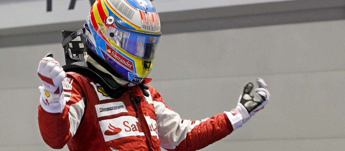 Fernando Alonso celebra la victoria conseguida en Singapur en 2010