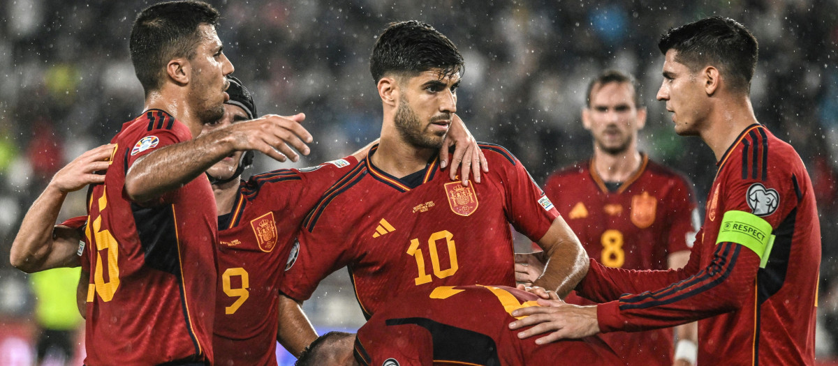 Los jugadores de la selección española celebran un gol