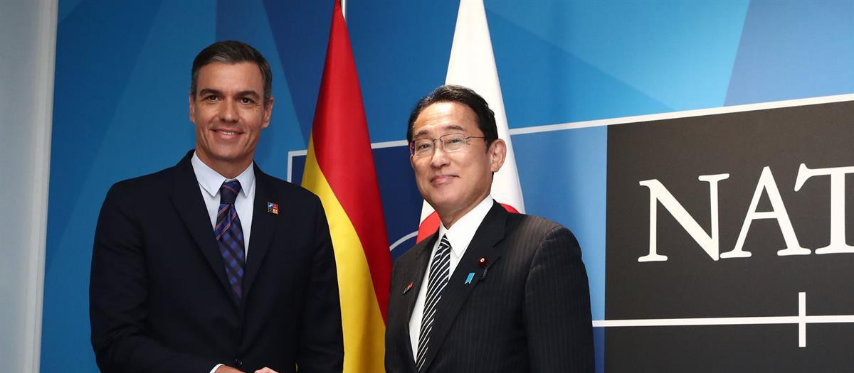 Pedro Sánchez con el primer ministro japonés, Fumio Kishida, en una imagen de archivo.