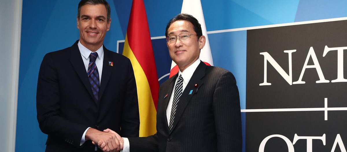 Pedro Sánchez con el primer ministro japonés, Fumio Kishida, en una imagen de archivo.