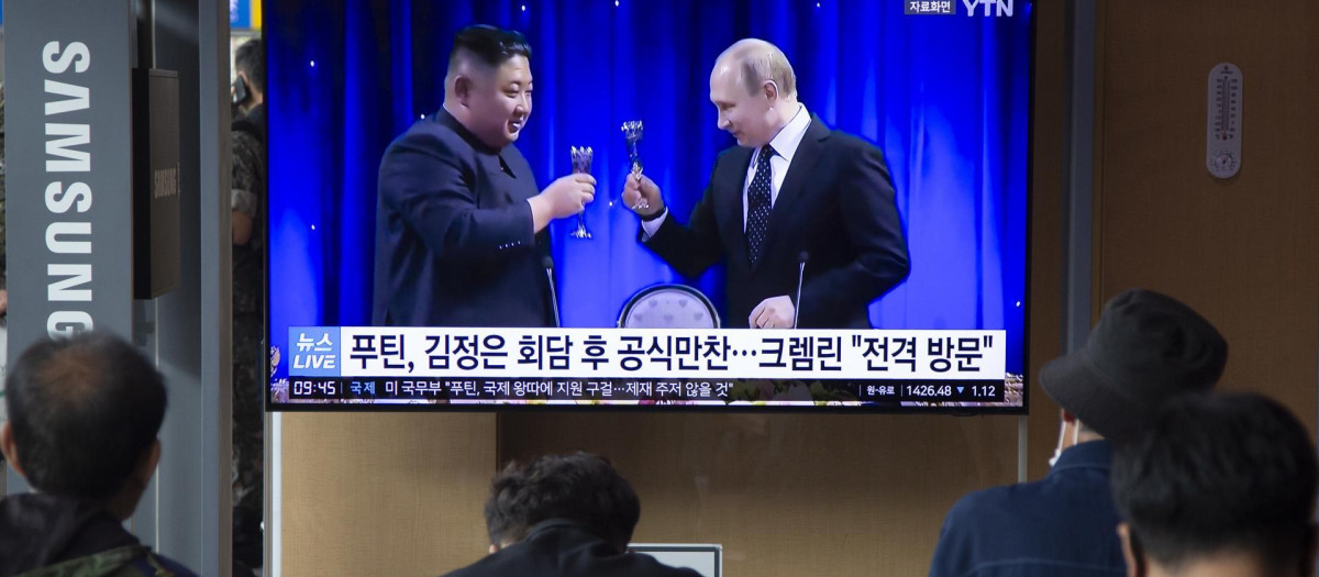 Surcoreanos viendo en las noticias la reunión que van a tener Kim Jong-un y Vladimir Putin