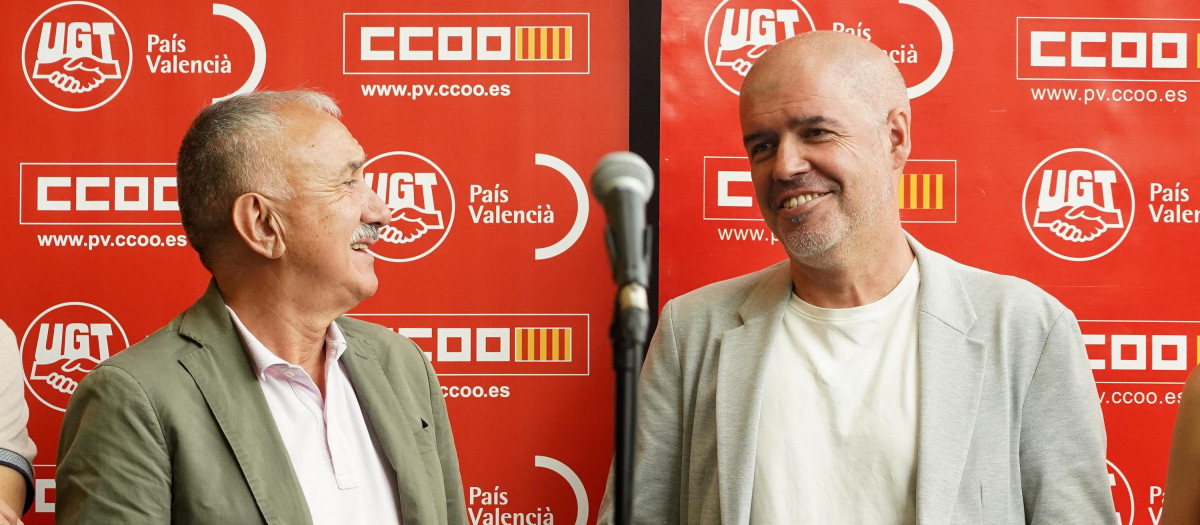 El secretario general de UGT, Pepe Álvarez (i), y el secretario general de CC.OO., Unai Sordo (d)
