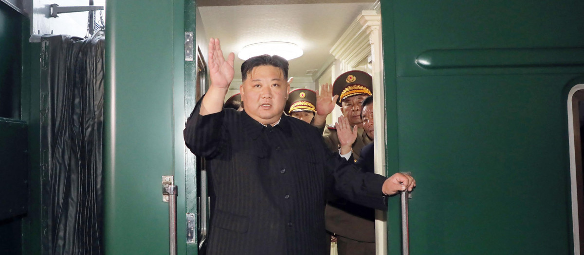 El líder de Corea del Norte, Kim Jong Un, en el tren blindado---EDITORS NOTE--- RESTRICTED TO EDITORIAL USE - MANDATORY CREDIT "AFP PHOTO/KCNA VIA KNS" - NO MARKETING NO ADVERTISING CAMPAIGNS - DISTRIBUTED AS A SERVICE TO CLIENTS / THIS PICTURE WAS MADE AVAILABLE BY A THIRD PARTY. AFP CAN NOT INDEPENDENTLY VERIFY THE AUTHENTICITY, LOCATION, DATE AND CONTENT OF THIS IMAGE --- - REPUBLIC OF KOREA OUT
---EDITORS NOTE--- RESTRICTED TO EDITORIAL USE - MANDATORY CREDIT "AFP PHOTO/KCNA VIA KNS" - NO MARKETING NO ADVERTISING CAMPAIGNS - DISTRIBUTED AS A SERVICE TO CLIENTS / THIS PICTURE WAS MADE AVAILABLE BY A THIRD PARTY. AFP CAN NOT INDEPENDENTLY VERIFY THE AUTHENTICITY, LOCATION, DATE AND CONTENT OF THIS IMAGE --- /