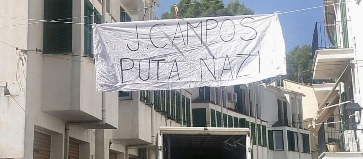 Pancarta contra el diputado de Vox Jorge Campos