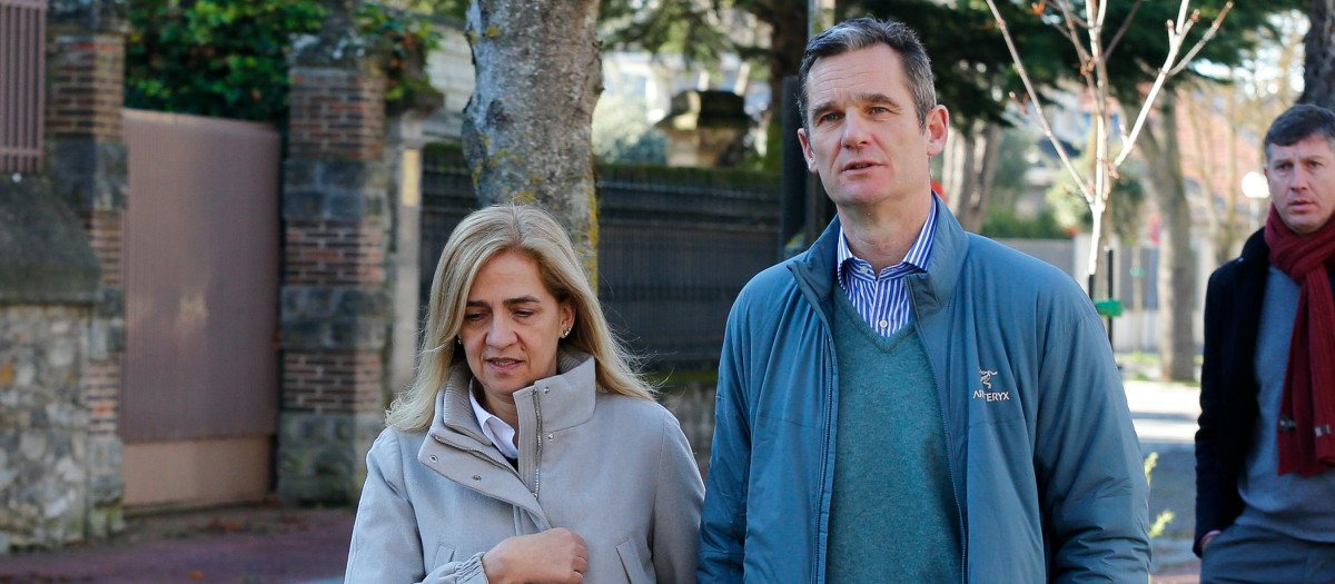 Infant Cristina de Borbon and Iñaki Urdangarin in Vitoria on Wednesday, 25 December 2019
En la foto paseando de la mano