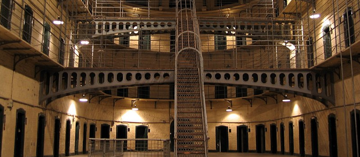 La galería de la cárcel de Kilmainham en Dublín